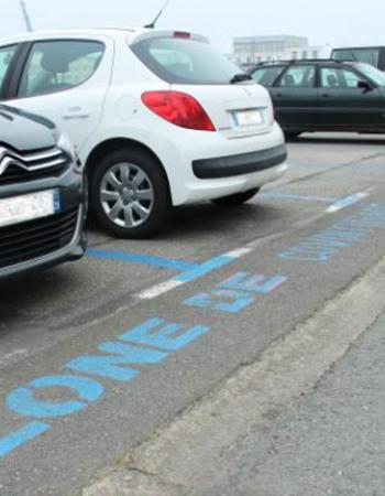 Un marquage au sol pour signaler les places réservées aux covoitureurs