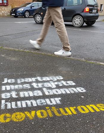 Pochoir d'interpellation sur le covoiturage à St-Sulpice la Forêt