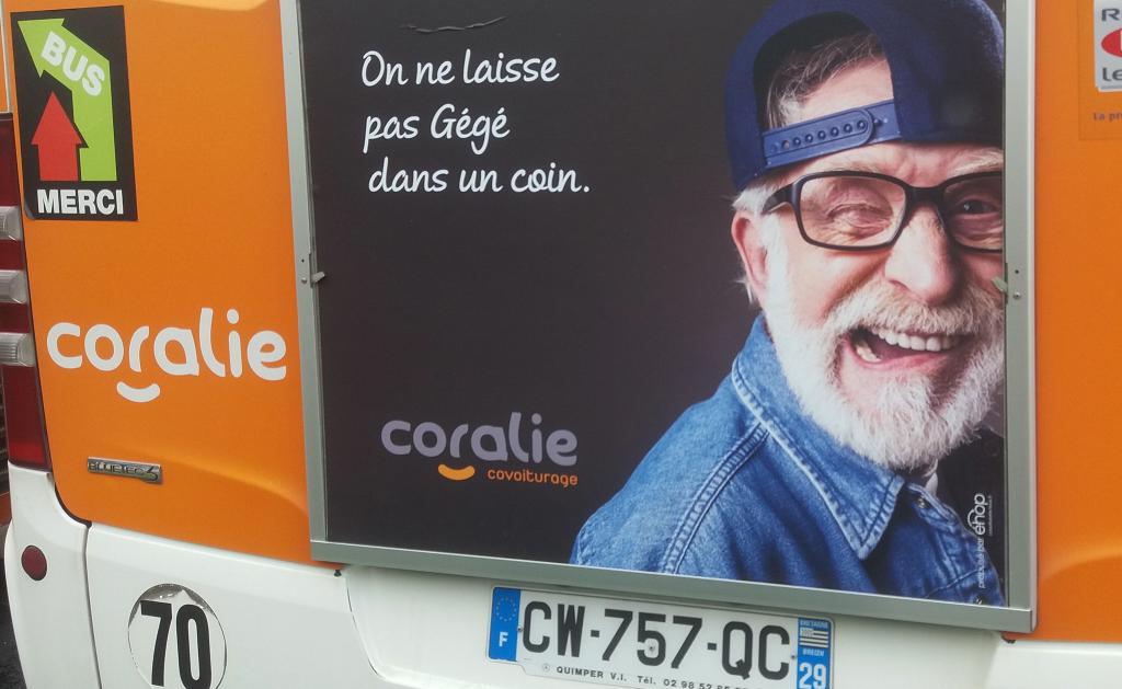 Affiche covoiturage à l'arrière d'un bus